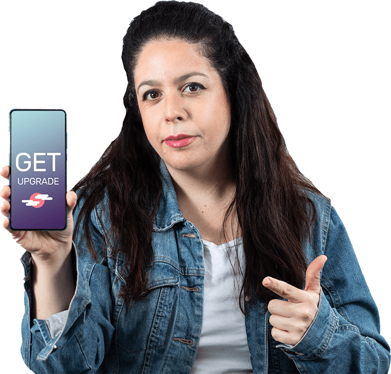 אישה מחזיקה סמארטפון עם הכיתוב "GET UPGRADE". שדרוג אפליקציה