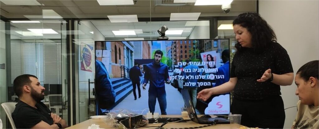 דיון סמארטפון ומאנצ'יז: צוות צופה בסרטון, ומנתחים את ההשפעה של זמן מסך.