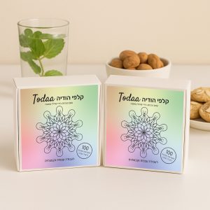 שתי חבילות קלפי הודיה עם תה אגוזים ועוגיות שקדים