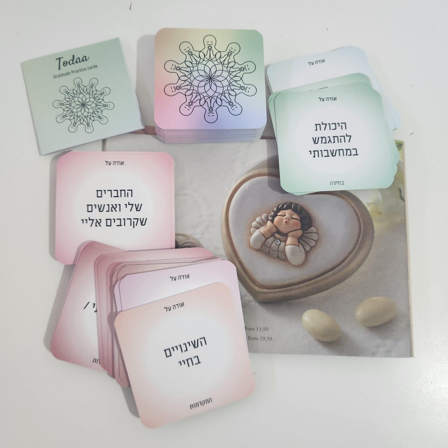 קלפי תודה להעצמה אישית. כרטיסי תרגול הכרת תודה 'Todaa' עם כיתוב בעברית.
