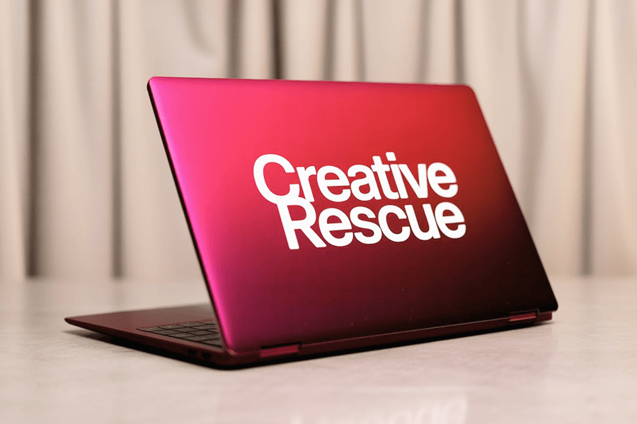 מחשב נייד מלוטש עם לוגו "Creative Rescue", כלי עבודה דיגיטלי.